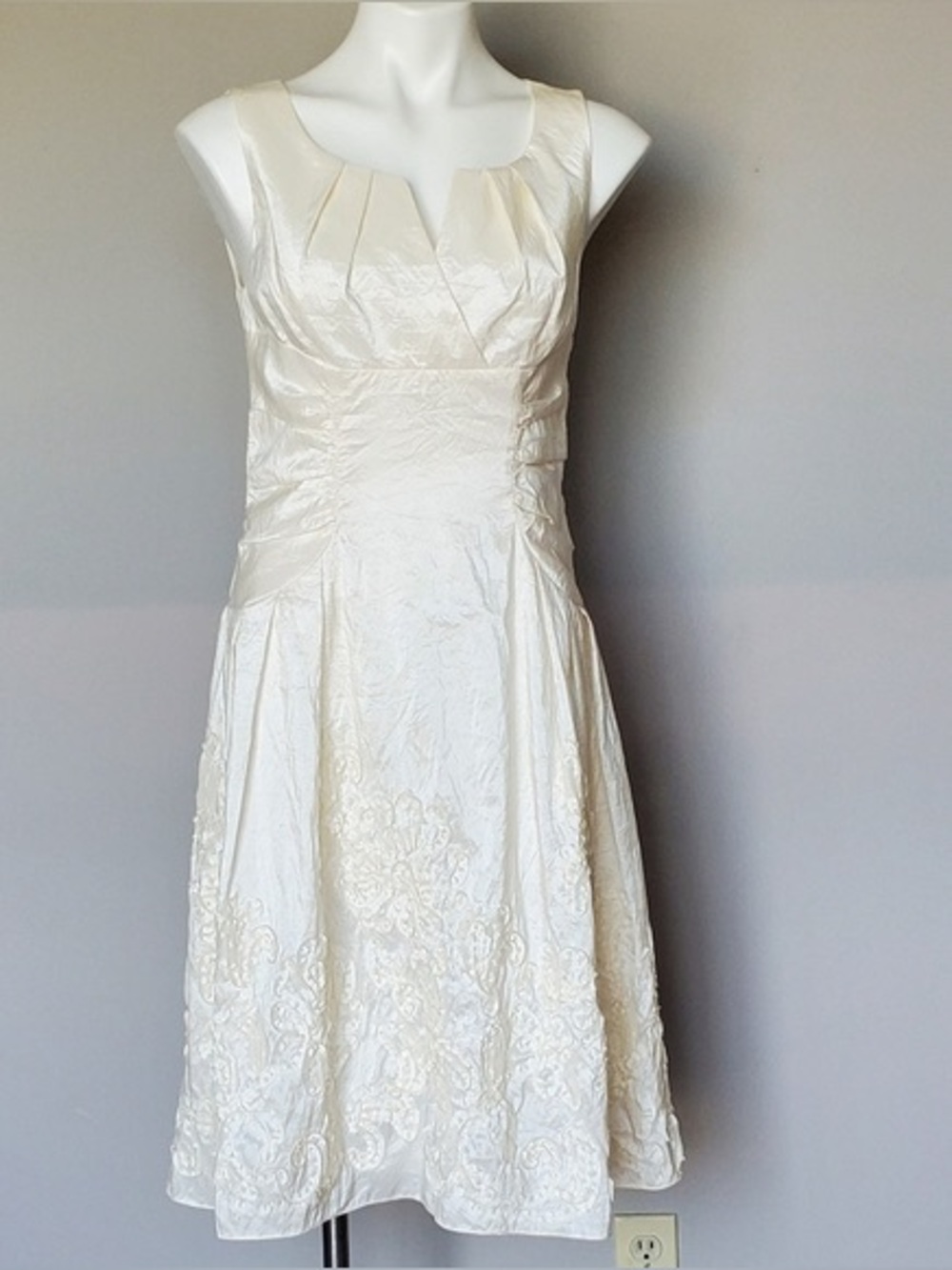 NWOT/ Adrianna Papelle cocktail dress in cream!